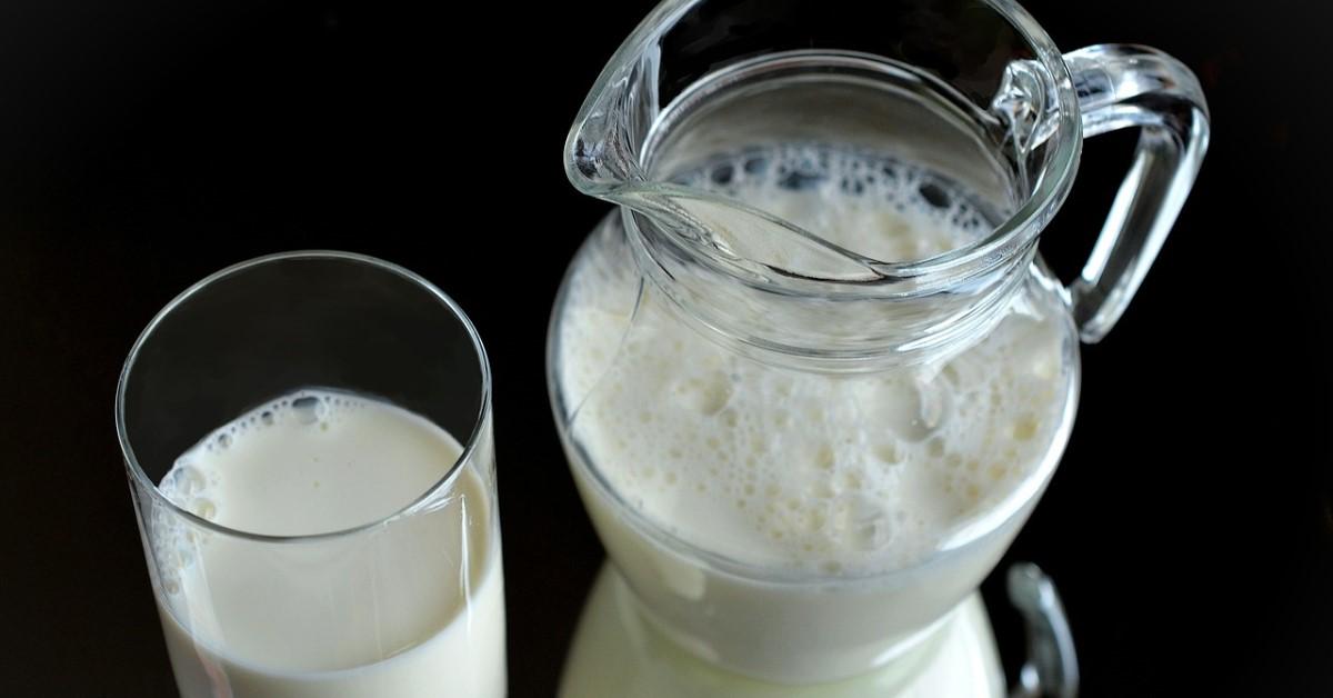 Ett mjölkglas och en kanna med mjölk